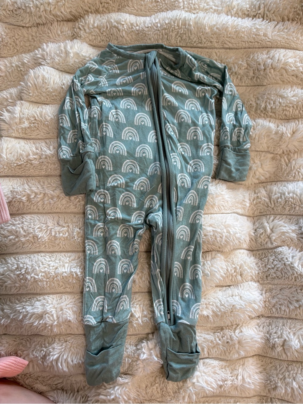 7/$30 Unbranded Green Rainbow Print Footed One-Piece for Kids